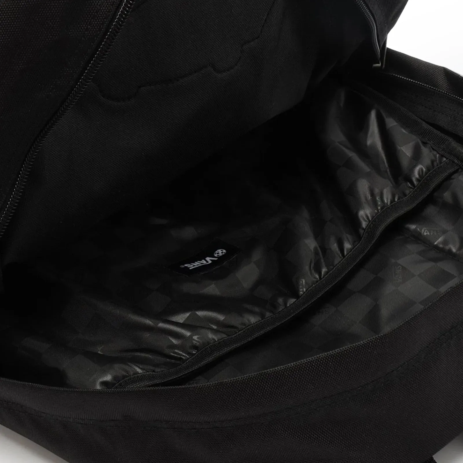 Interior da mochila Vans Old Skool Classic mostrando bolso frontal e compartimento principal